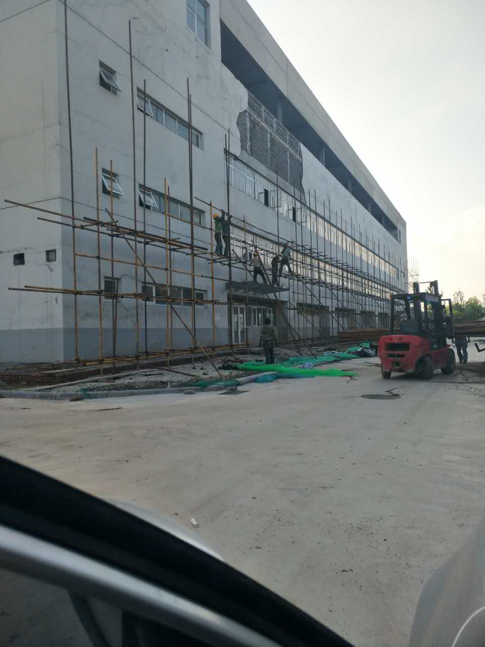 施工师傅搭建过程中